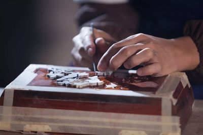 他放棄海外的安逸生活，只為繼承這點石成金的鑲嵌技藝